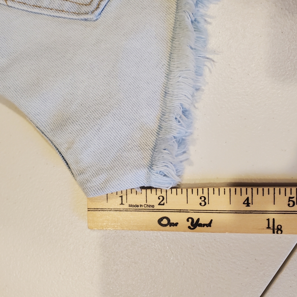 Levi's Women's Light Wash Distressed Button Fly Demin Short SZ 26 Style S58022 - Picture 14 of 15